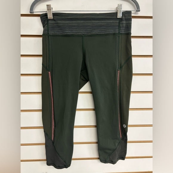 Lululemon Vent It Out Crop Gator‎ Green / Cyber Stripe Gator Green Black EUC - Picture 1 of 10